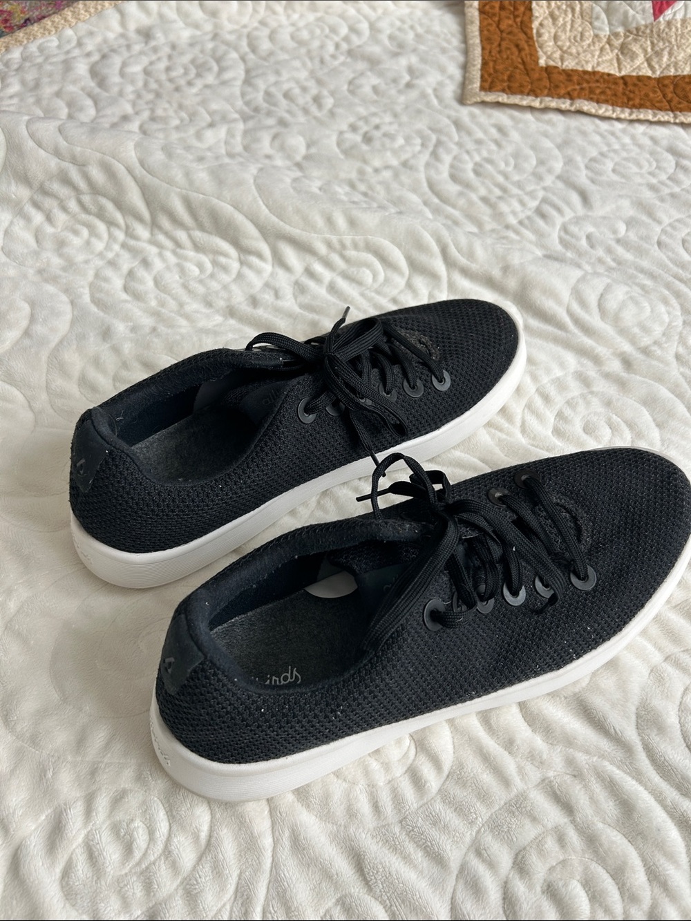 Men’s black knit/mesh sneakers.